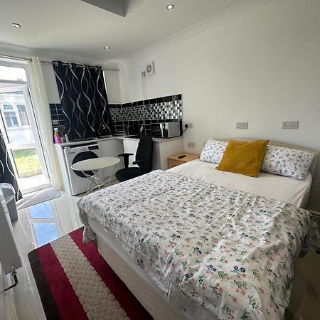 Luxury Ensuite Studio In Crayford Dartford Bexley London With Full Kitchen And Side Garden Alleyway Entrance Erith المظهر الخارجي الصورة