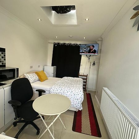Luxury Ensuite Studio In Crayford Dartford Bexley London With Full Kitchen And Side Garden Alleyway Entrance Erith المظهر الخارجي الصورة