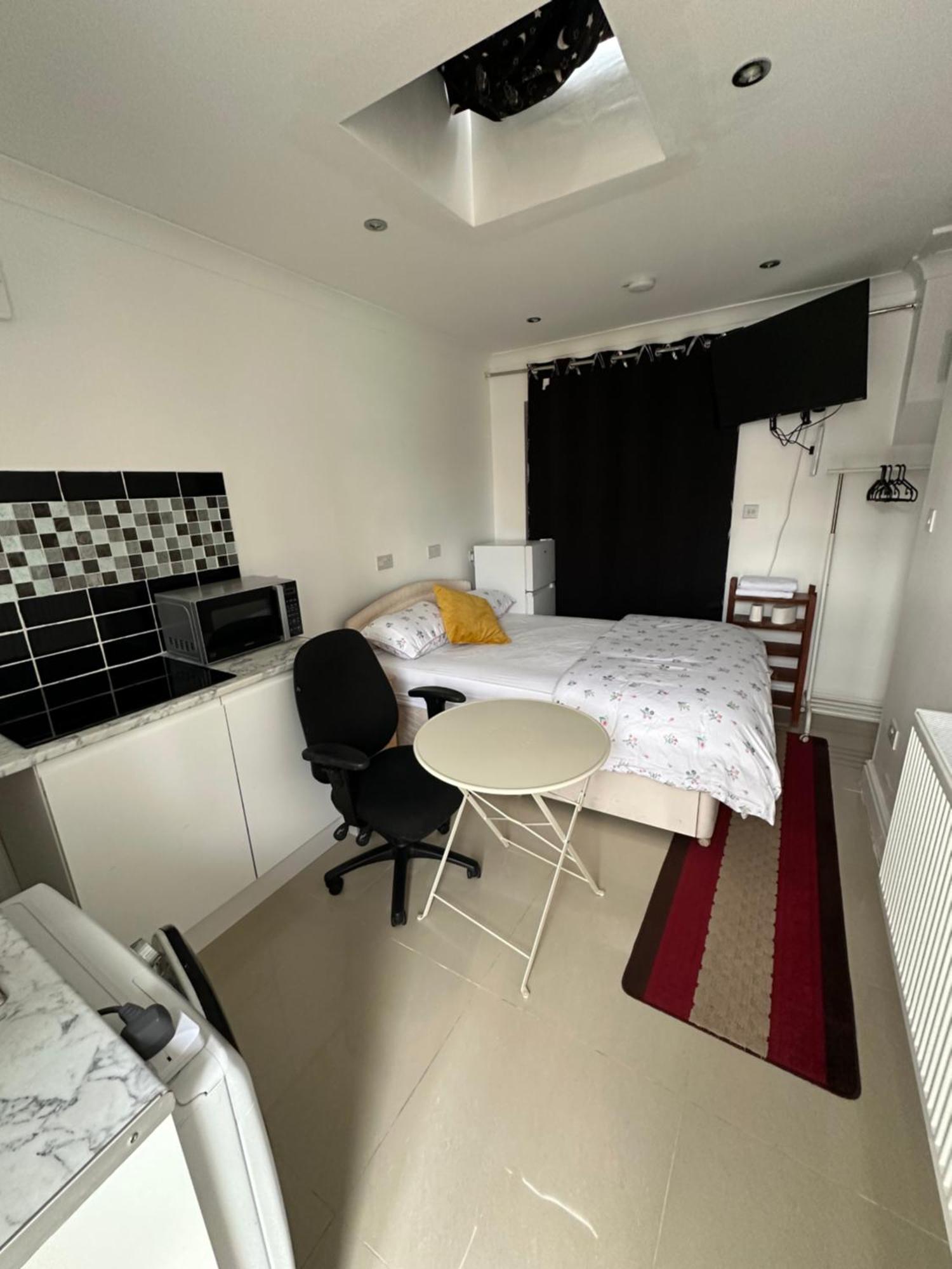 Luxury Ensuite Studio In Crayford Dartford Bexley London With Full Kitchen And Side Garden Alleyway Entrance Erith المظهر الخارجي الصورة