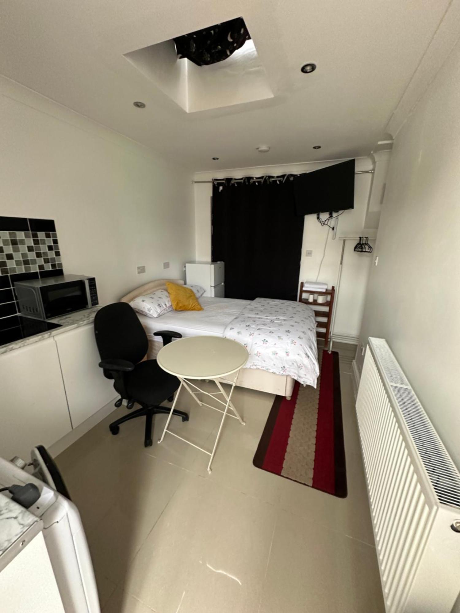 Luxury Ensuite Studio In Crayford Dartford Bexley London With Full Kitchen And Side Garden Alleyway Entrance Erith المظهر الخارجي الصورة