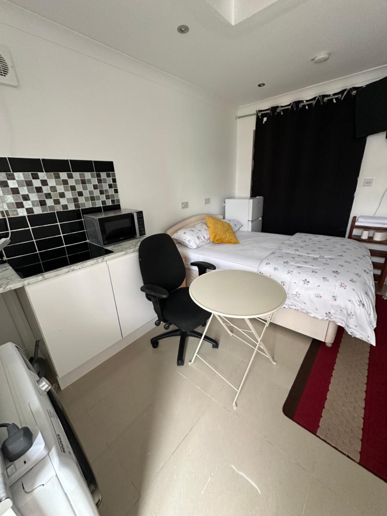 Luxury Ensuite Studio In Crayford Dartford Bexley London With Full Kitchen And Side Garden Alleyway Entrance Erith المظهر الخارجي الصورة