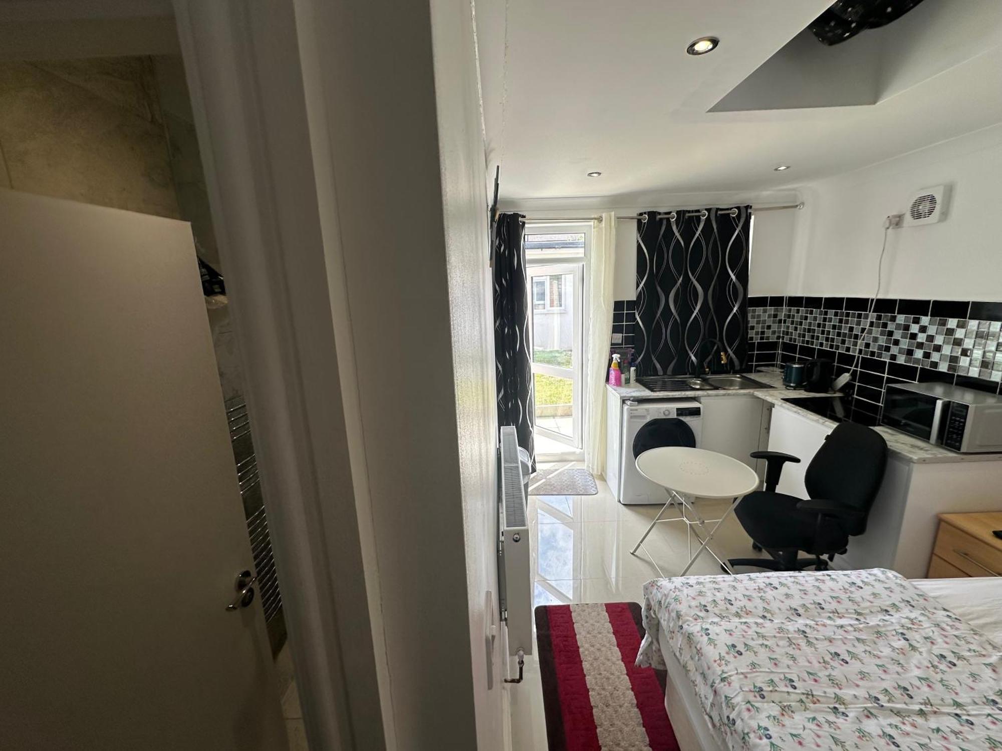 Luxury Ensuite Studio In Crayford Dartford Bexley London With Full Kitchen And Side Garden Alleyway Entrance Erith المظهر الخارجي الصورة