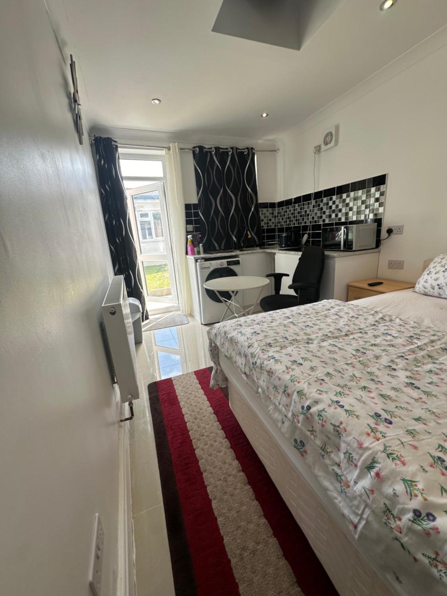 Luxury Ensuite Studio In Crayford Dartford Bexley London With Full Kitchen And Side Garden Alleyway Entrance Erith المظهر الخارجي الصورة