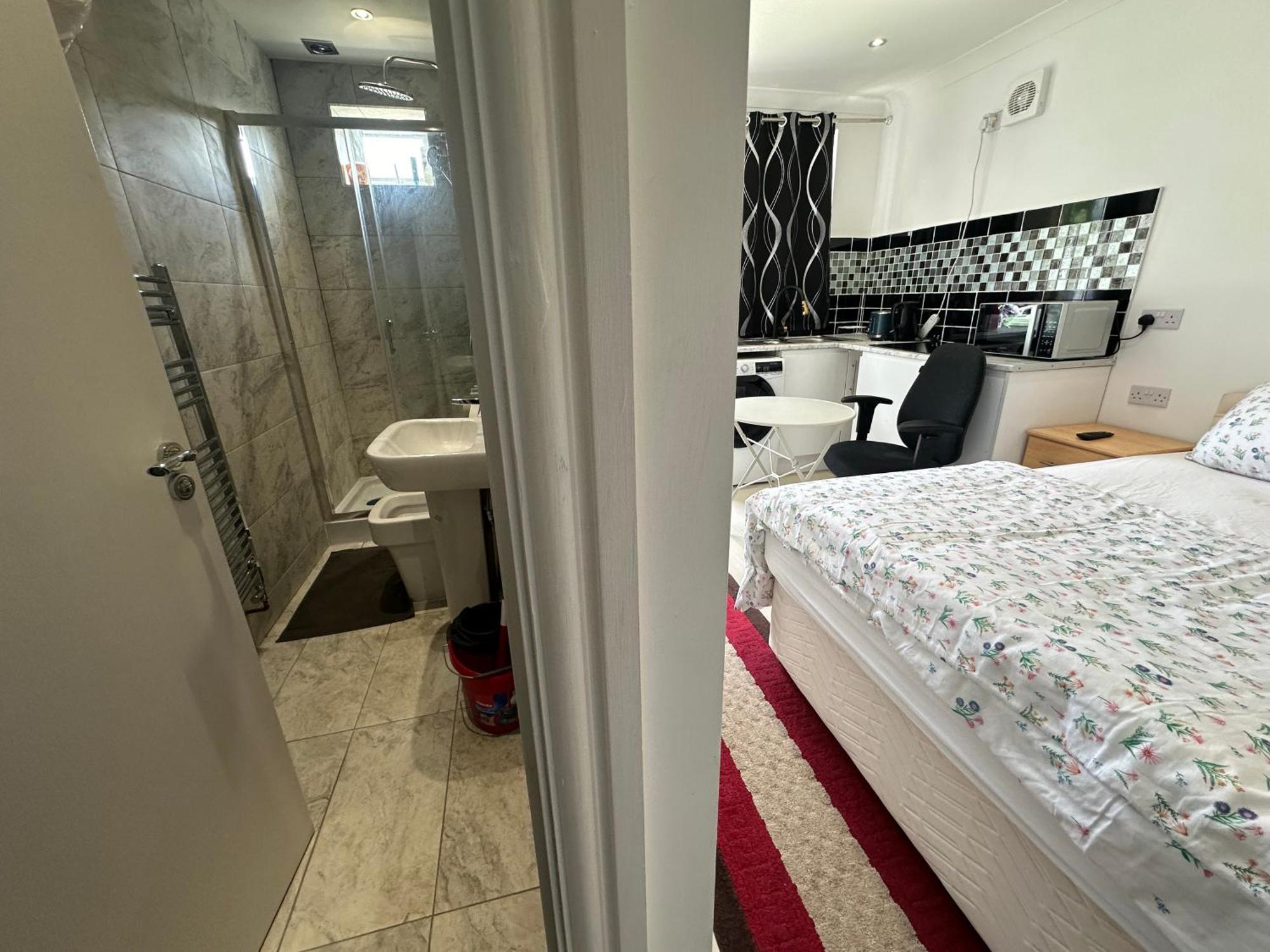 Luxury Ensuite Studio In Crayford Dartford Bexley London With Full Kitchen And Side Garden Alleyway Entrance Erith المظهر الخارجي الصورة