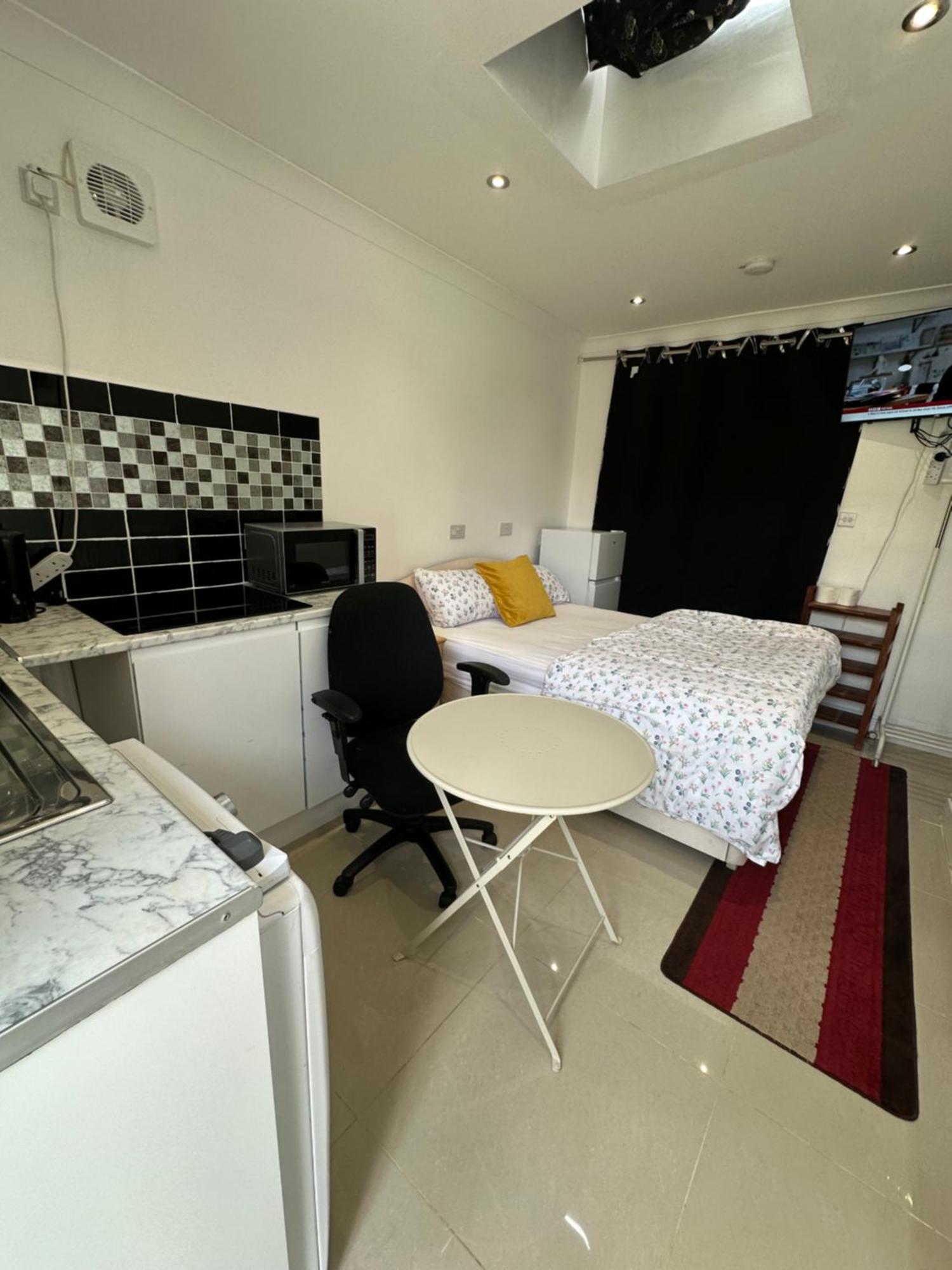 Luxury Ensuite Studio In Crayford Dartford Bexley London With Full Kitchen And Side Garden Alleyway Entrance Erith المظهر الخارجي الصورة