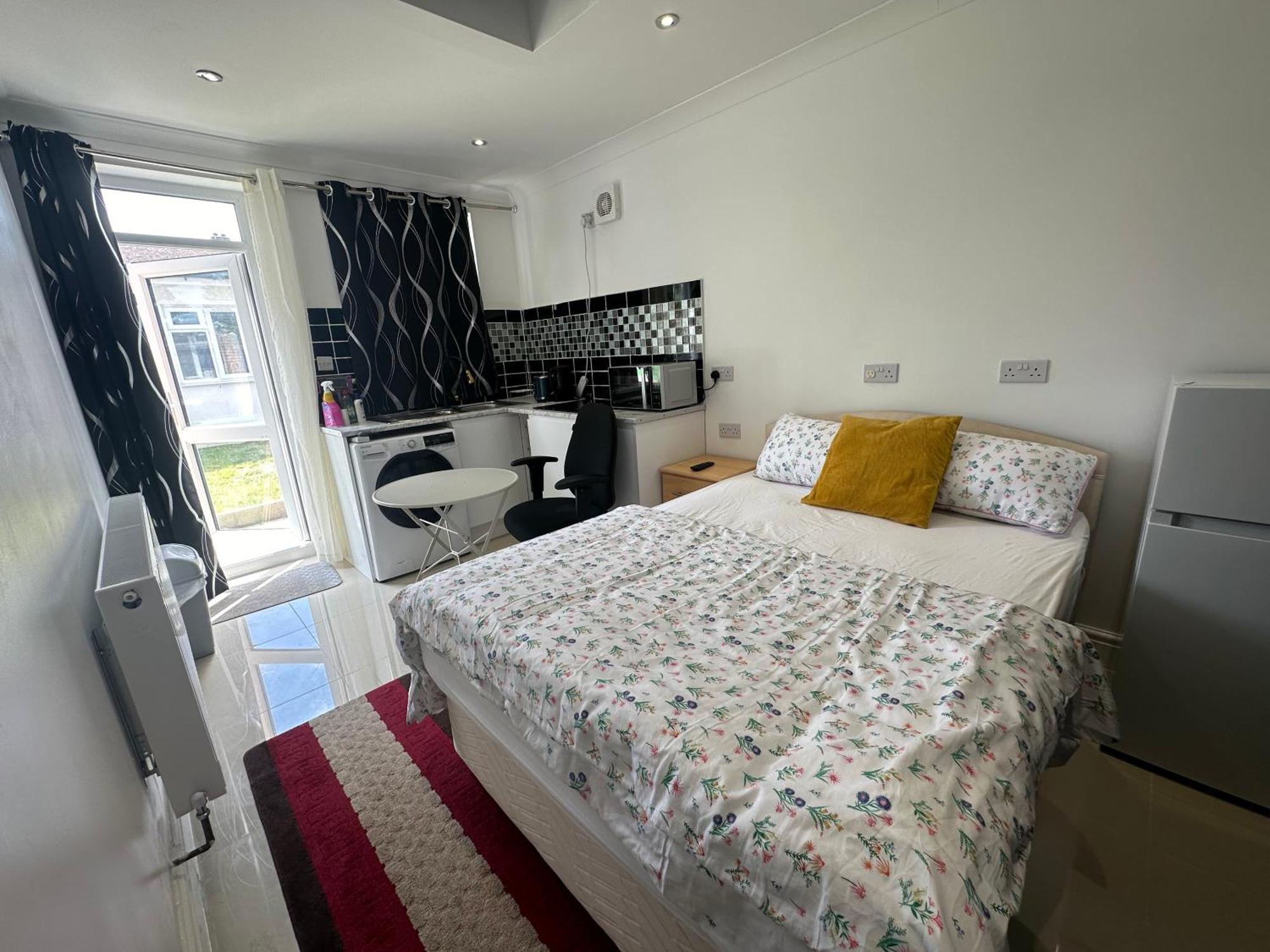 Luxury Ensuite Studio In Crayford Dartford Bexley London With Full Kitchen And Side Garden Alleyway Entrance Erith المظهر الخارجي الصورة