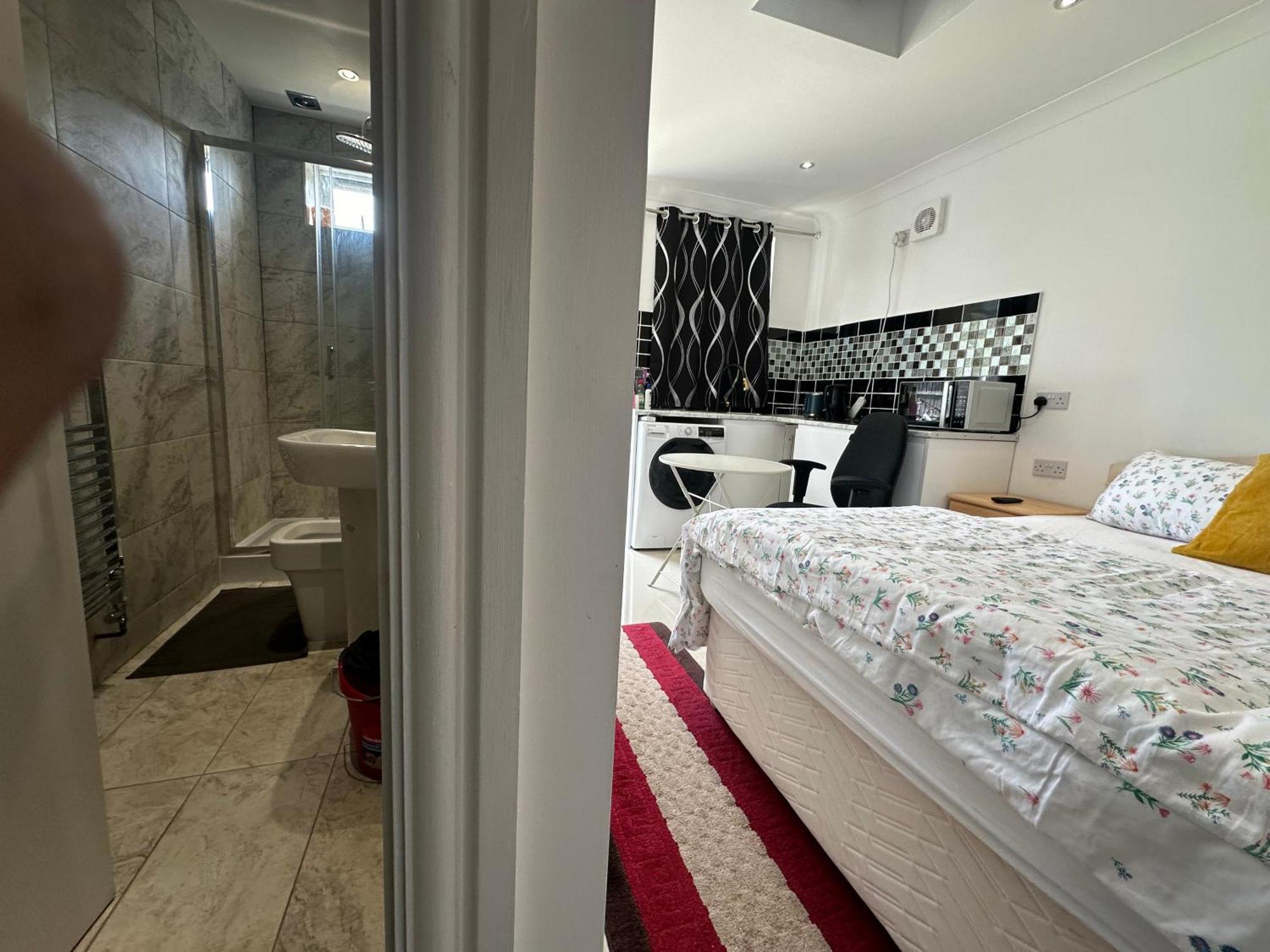 Luxury Ensuite Studio In Crayford Dartford Bexley London With Full Kitchen And Side Garden Alleyway Entrance Erith المظهر الخارجي الصورة