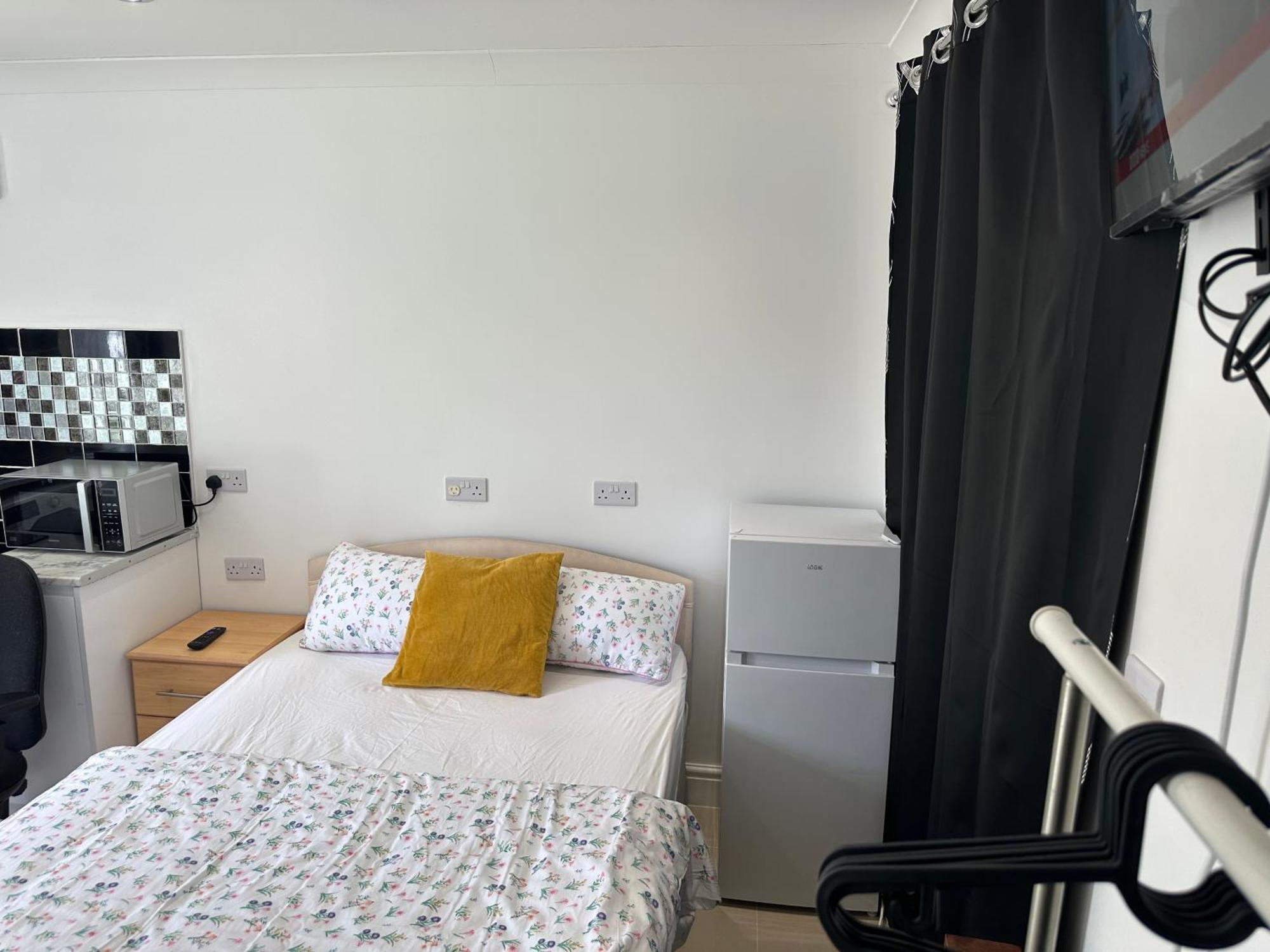 Luxury Ensuite Studio In Crayford Dartford Bexley London With Full Kitchen And Side Garden Alleyway Entrance Erith المظهر الخارجي الصورة