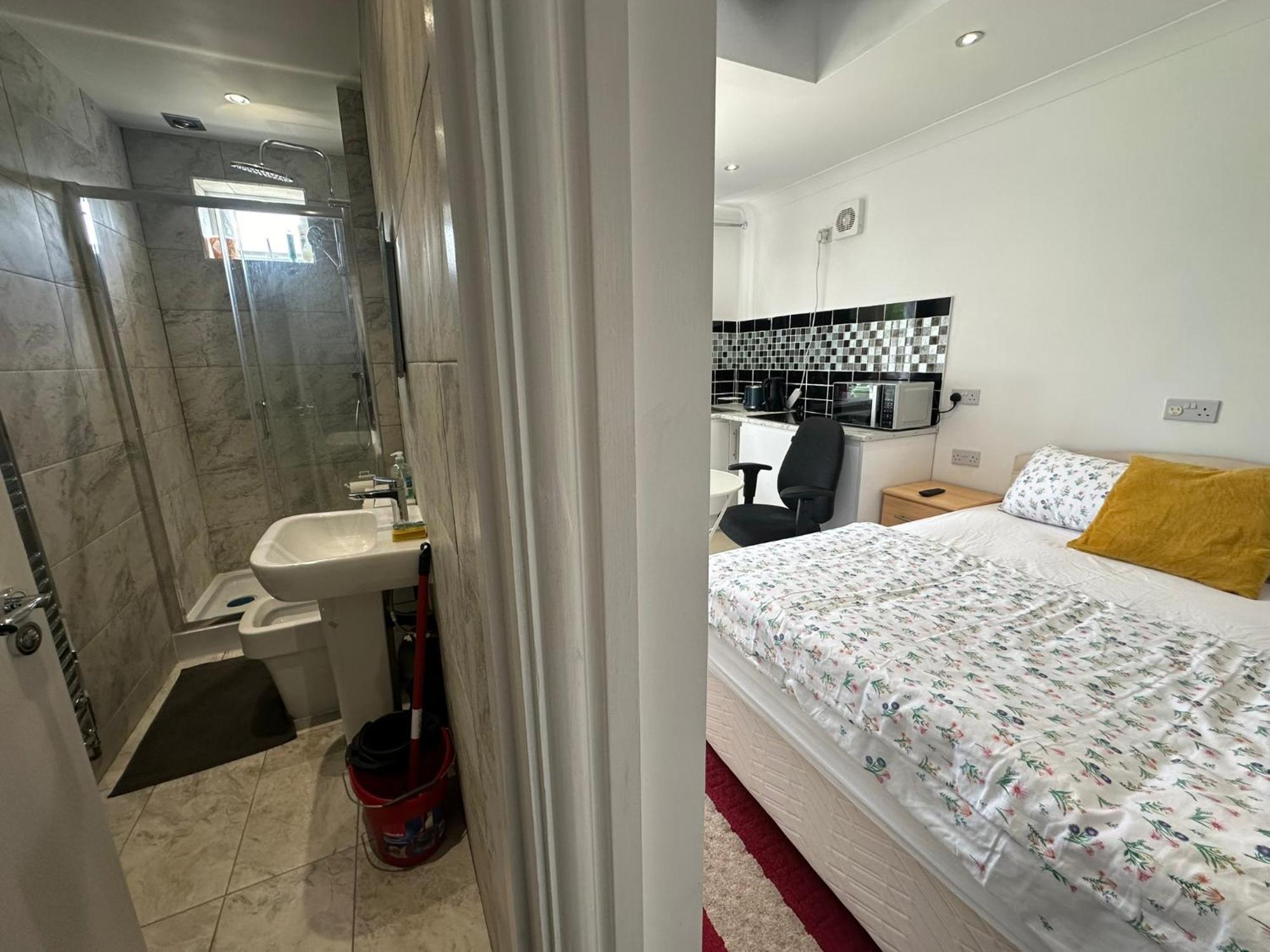 Luxury Ensuite Studio In Crayford Dartford Bexley London With Full Kitchen And Side Garden Alleyway Entrance Erith المظهر الخارجي الصورة