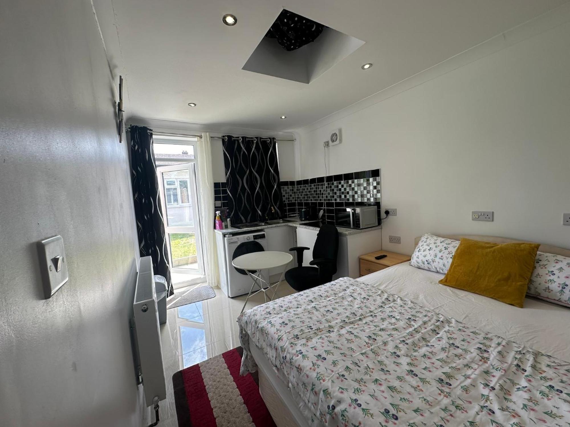 Luxury Ensuite Studio In Crayford Dartford Bexley London With Full Kitchen And Side Garden Alleyway Entrance Erith المظهر الخارجي الصورة