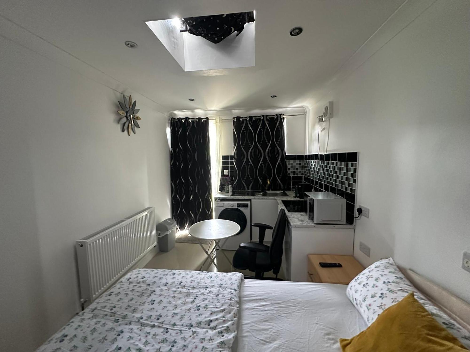 Luxury Ensuite Studio In Crayford Dartford Bexley London With Full Kitchen And Side Garden Alleyway Entrance Erith المظهر الخارجي الصورة