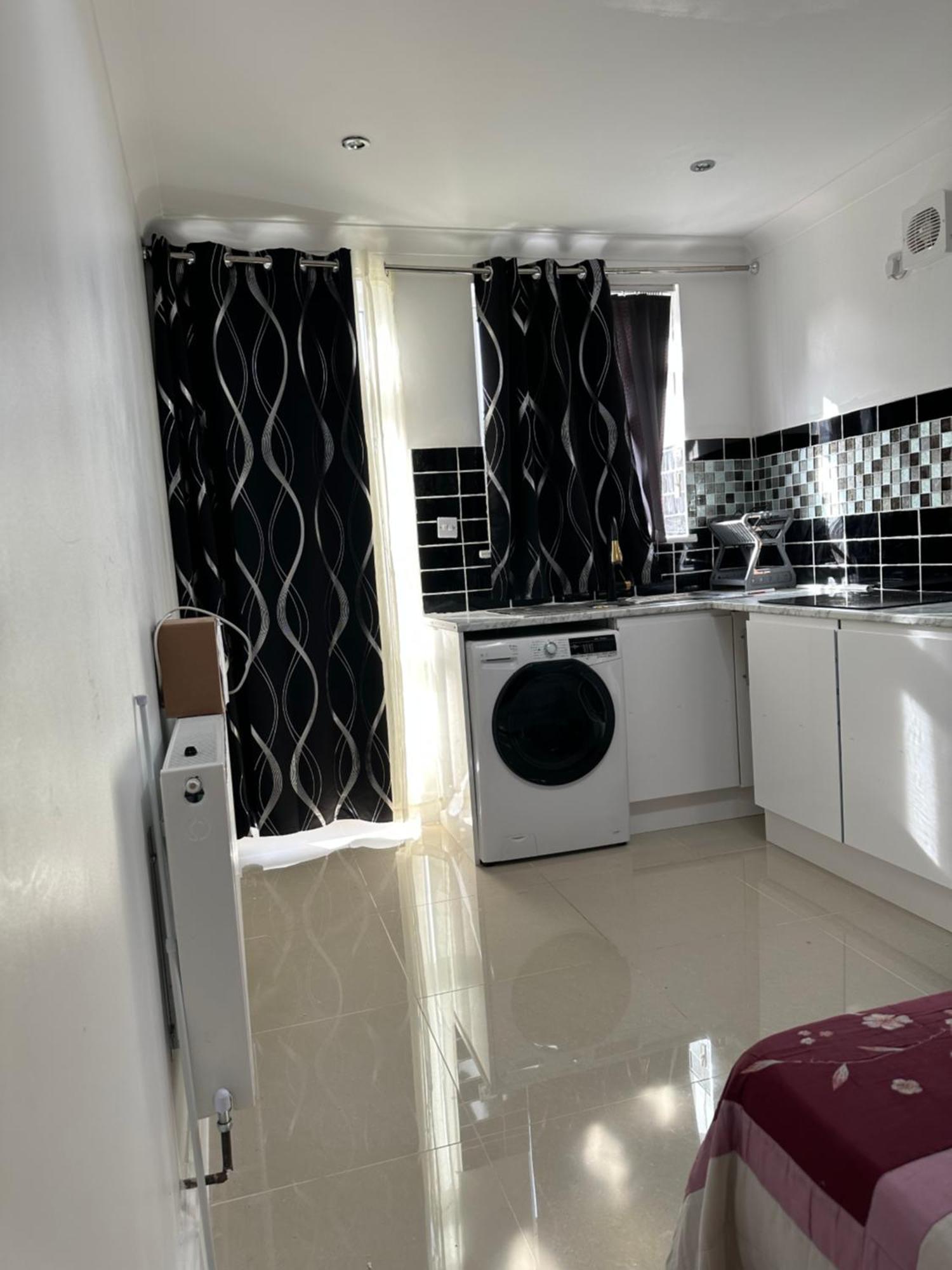 Luxury Ensuite Studio In Crayford Dartford Bexley London With Full Kitchen And Side Garden Alleyway Entrance Erith المظهر الخارجي الصورة
