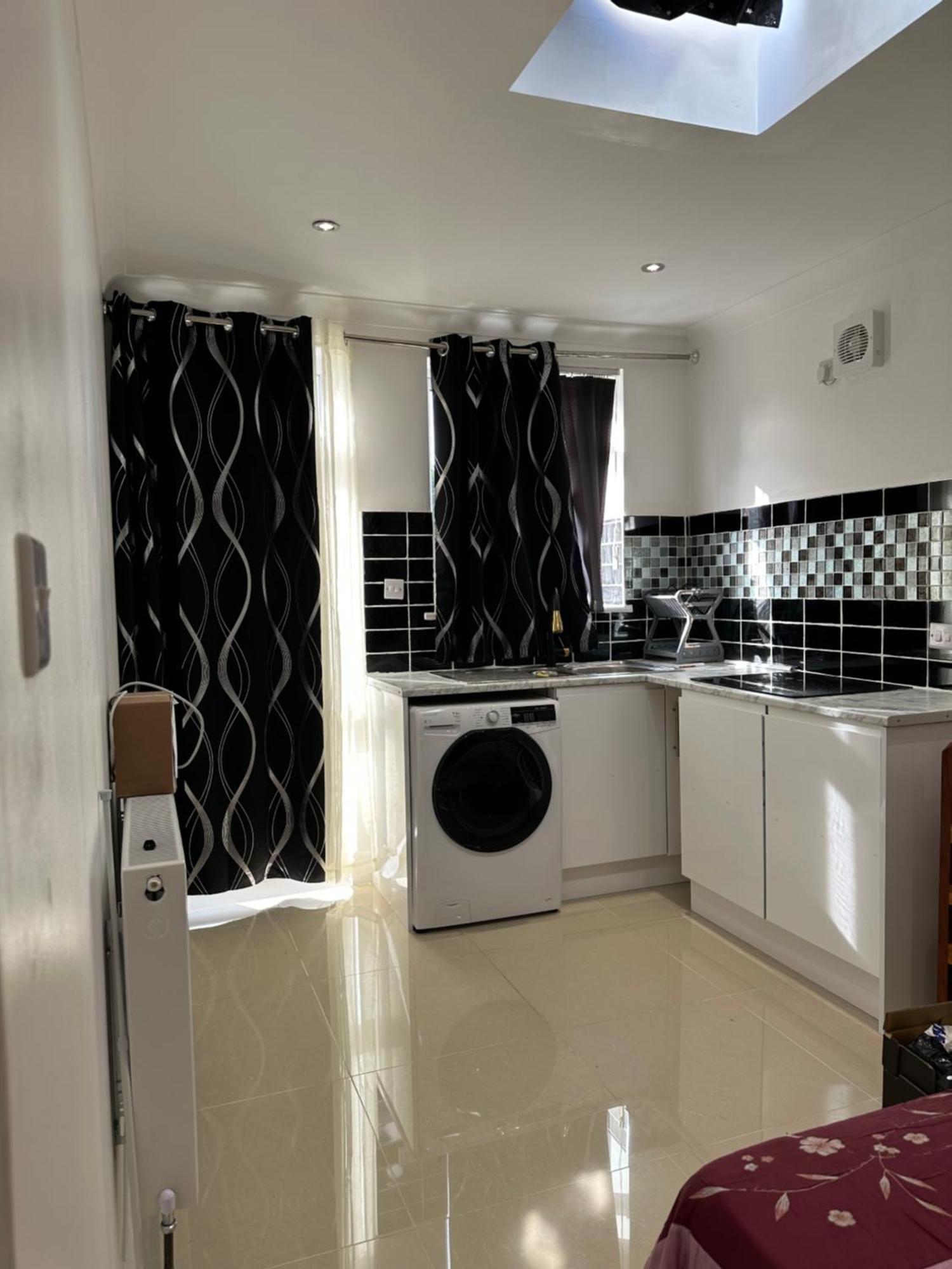 Luxury Ensuite Studio In Crayford Dartford Bexley London With Full Kitchen And Side Garden Alleyway Entrance Erith المظهر الخارجي الصورة