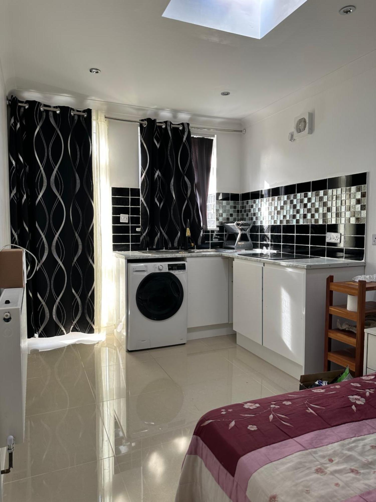 Luxury Ensuite Studio In Crayford Dartford Bexley London With Full Kitchen And Side Garden Alleyway Entrance Erith المظهر الخارجي الصورة