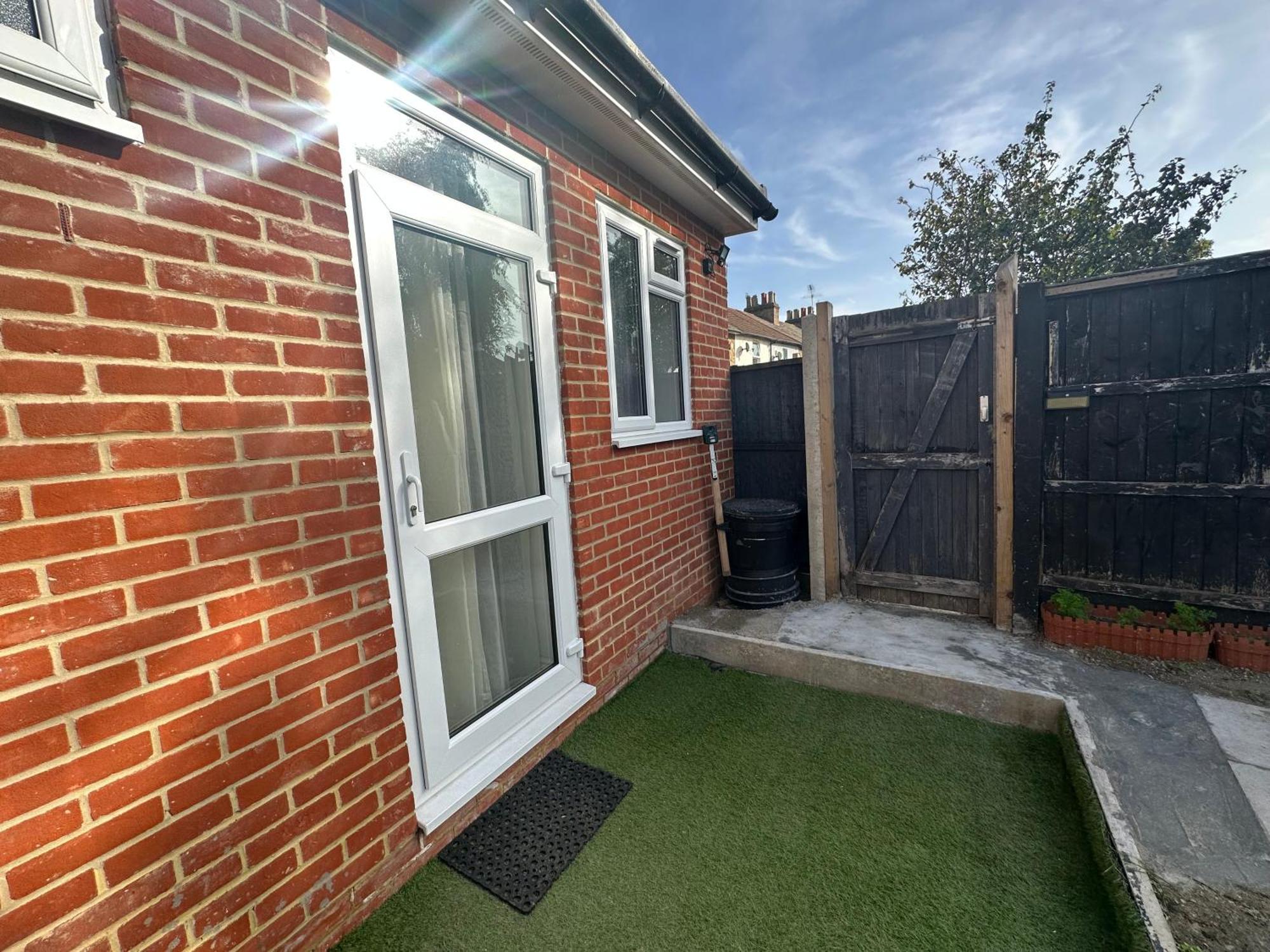Luxury Ensuite Studio In Crayford Dartford Bexley London With Full Kitchen And Side Garden Alleyway Entrance Erith المظهر الخارجي الصورة